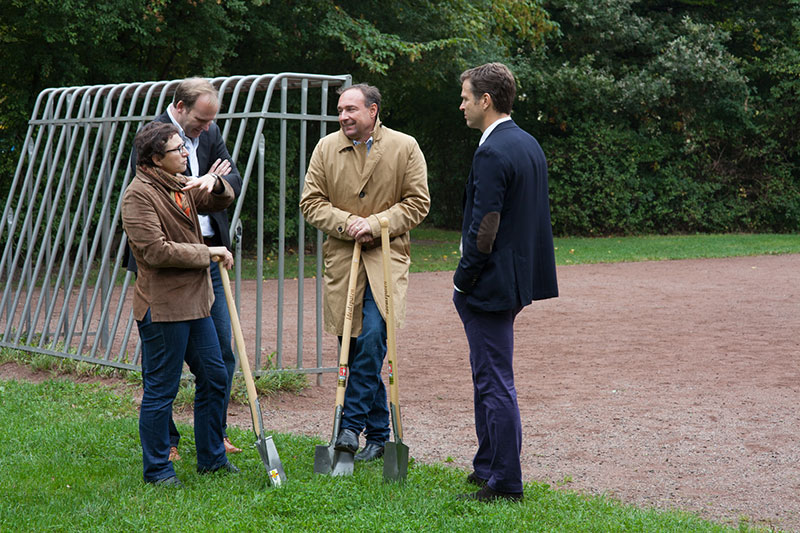Beatrix Zurek (Stadträtin), Sven Zimmermann (blu Gruppe AG), Dr. Claus Lehner (GOFUS Vorstand) und Oliver Bierhoff