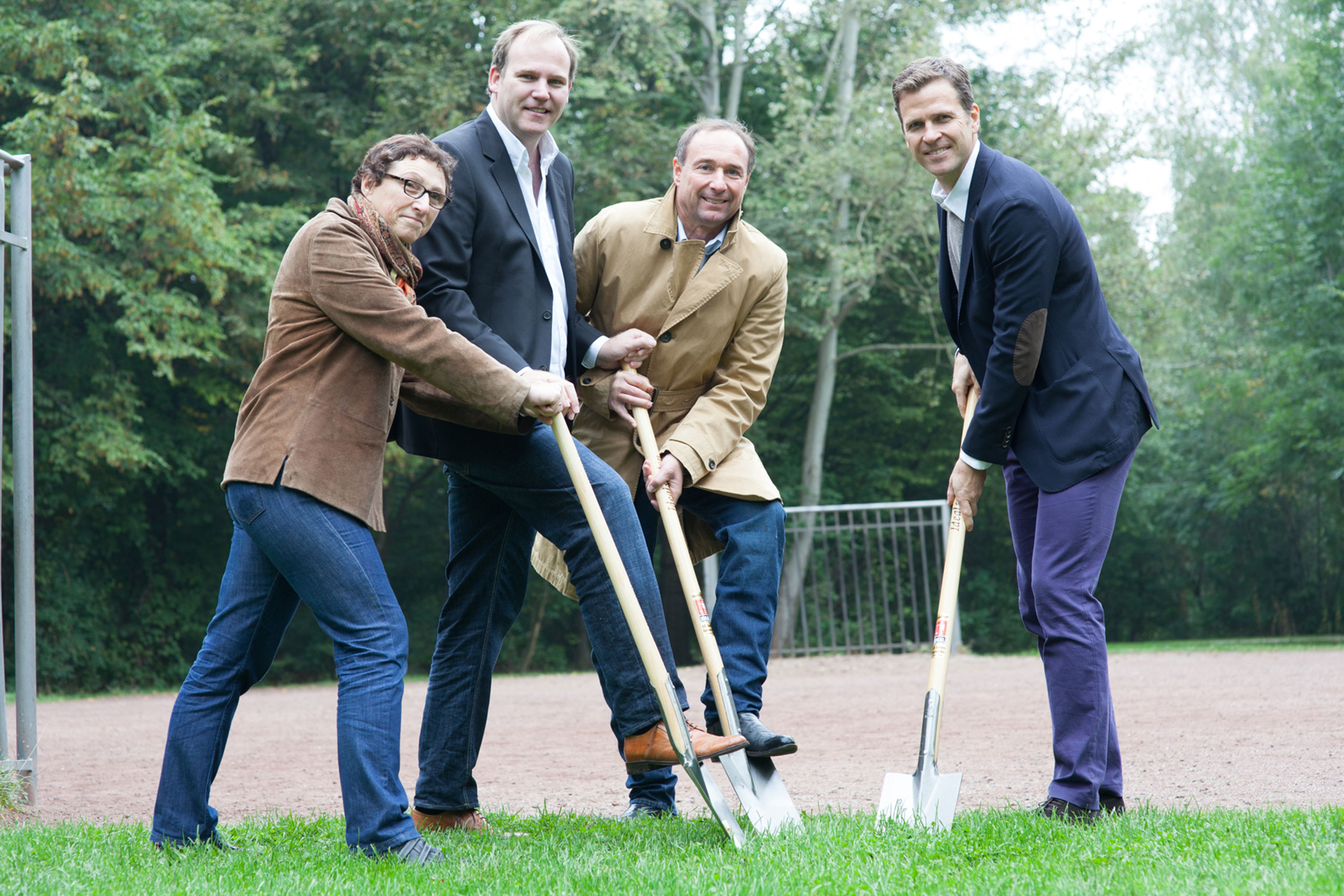 Beatrix Zurek (Stadträtin), Sven Zimmermann (blu Gruppe AG), Dr. Claus Lehner (GOFUS Vorstand) und Oliver Bierhoff